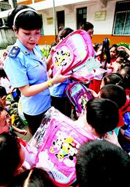 图文：汉正街第四工商所干部与外来务工人员子弟结对帮扶