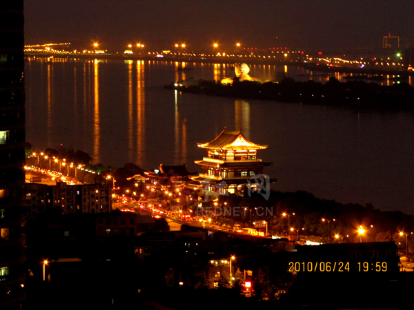高位洪水中的长沙湘江夜景