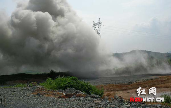 雇老人非法生产烟花爆竹 100万响鞭炮被消毁