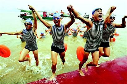 图文:两千泳士畅游长江