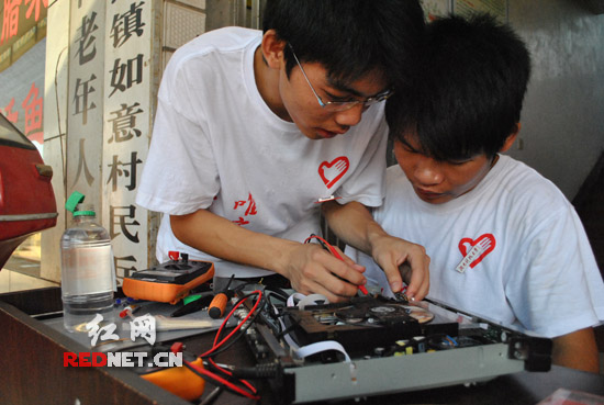 湖南科技大学三下乡志愿者义务维修电器感动