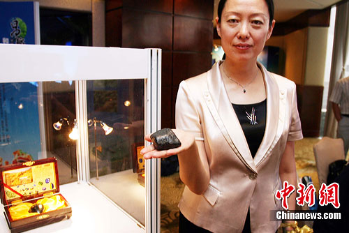 图:全球最大的昌乐蓝宝石在香港揭开面纱