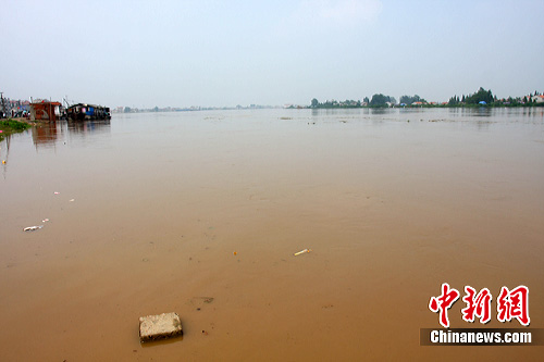 图:湖北汉川迎战汉江特大洪峰 3万人上堤防