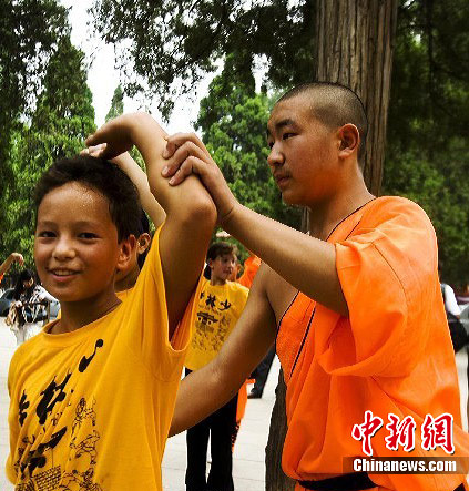 图：海外华裔青少年少林寺学“功夫”