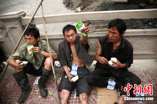 图:卧龙建筑工人三天三夜翻山越岭走出灾区
