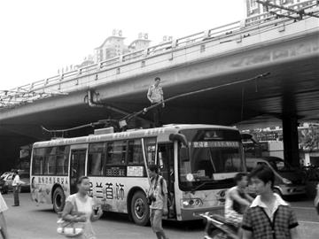 图文:电车"辫子"洞穿双层巴士