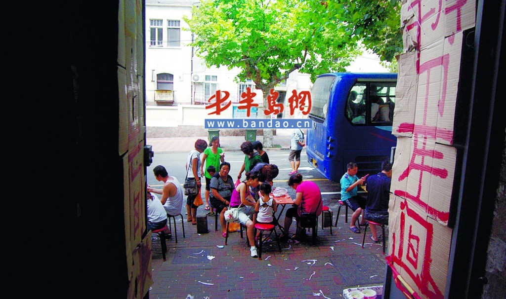 卫生间外就是外地游客吃饭的路边摊,卫生状况极差 推荐阅读