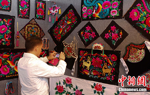 图:精美彝族刺绣亮相昆明泛亚民博会_新闻中心_新浪网