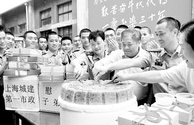 中秋佳节即将来临,上海城建第一市政公司职工