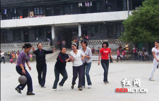 泸溪县永兴场学区举办篮球赛迎两节(图)