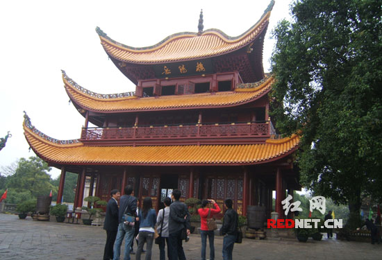 耗资20万纯金包装岳阳楼金字招牌 维修工程