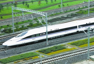 9月28日,国产"和谐号"crh380a新一代高速动车组正快速驶离上海虹桥站.