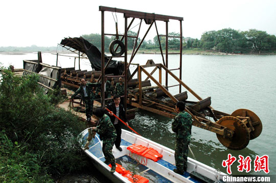 图:广西灵川县炸毁10艘非法采沙船只