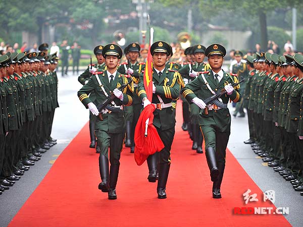 湖南省委举行升旗仪式 庆祝新中国成立61周年