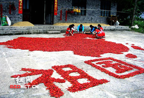 祖国61岁生日 湘西儿女用红辣椒拼出"中国地图"