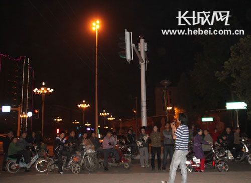 石家庄:流浪歌手夜晚街头为梦想而唱(图)