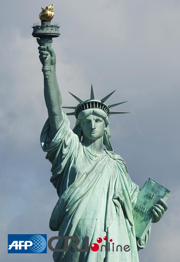 摄影师拍到美国自由女神被闪电击中的照片(高