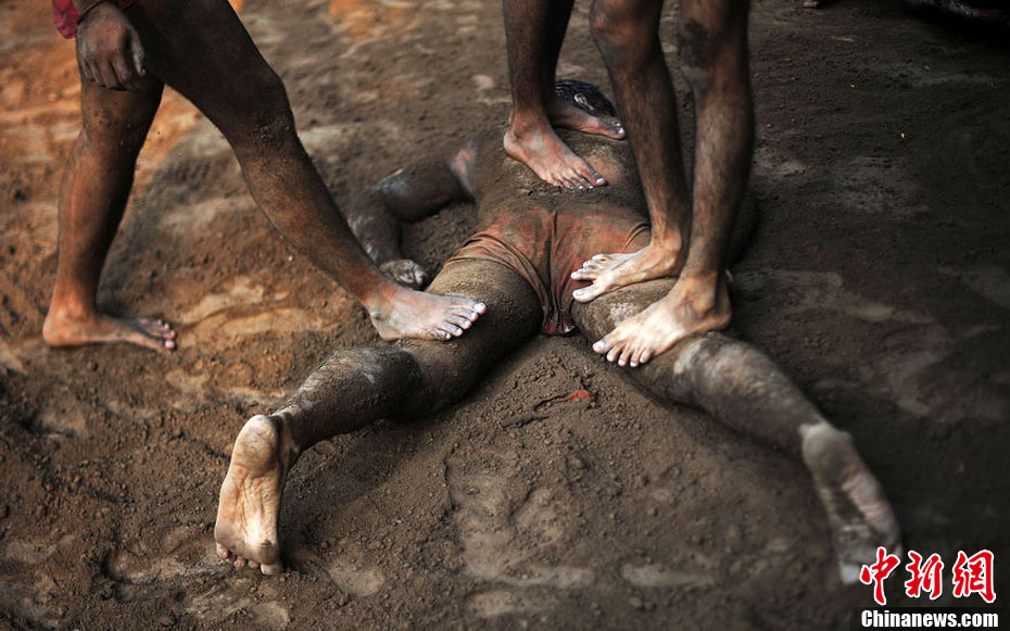 走进巴基斯坦泥地摔跤手的训练生活(高清组图)