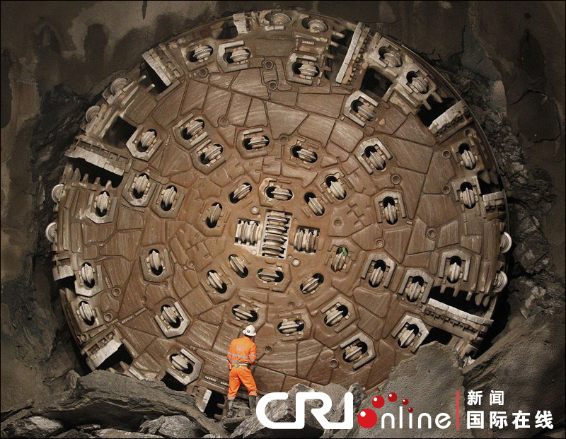 世界最长铁路隧道贯通 全长达57公里(高清组图