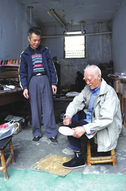 国营成都三江鞋厂是一家有七八十年历史的老厂,以手工"三江"布鞋