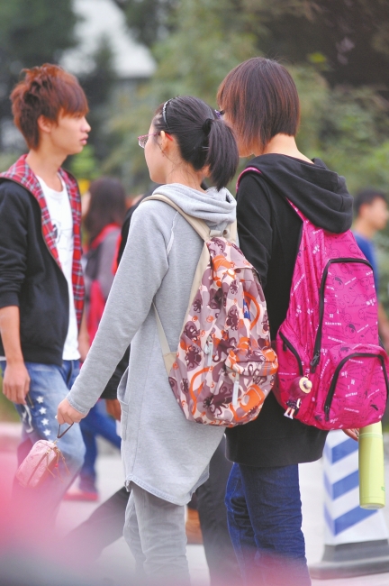 新规实行第一天 95%大学生背着书包进课堂