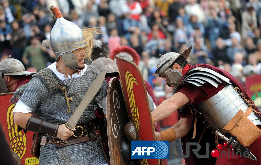 演员化妆成凯尔特人(左)和古罗马士兵,还原两军交战的场面.