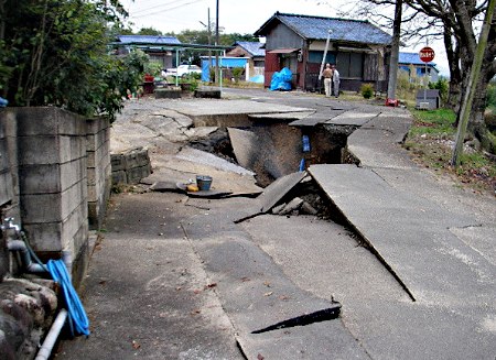 日本住宅区发生面积3000平方米地陷(图)
