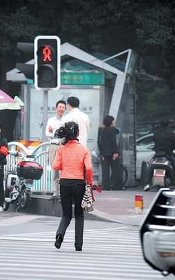 个别赶急路口女人争分抢秒_市民中心_新浪网坏新闻视频图片