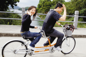 一对情侣骑上双人自行车享受浪漫时光