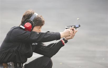 图文:武汉女特警陈蔚获封女枪王