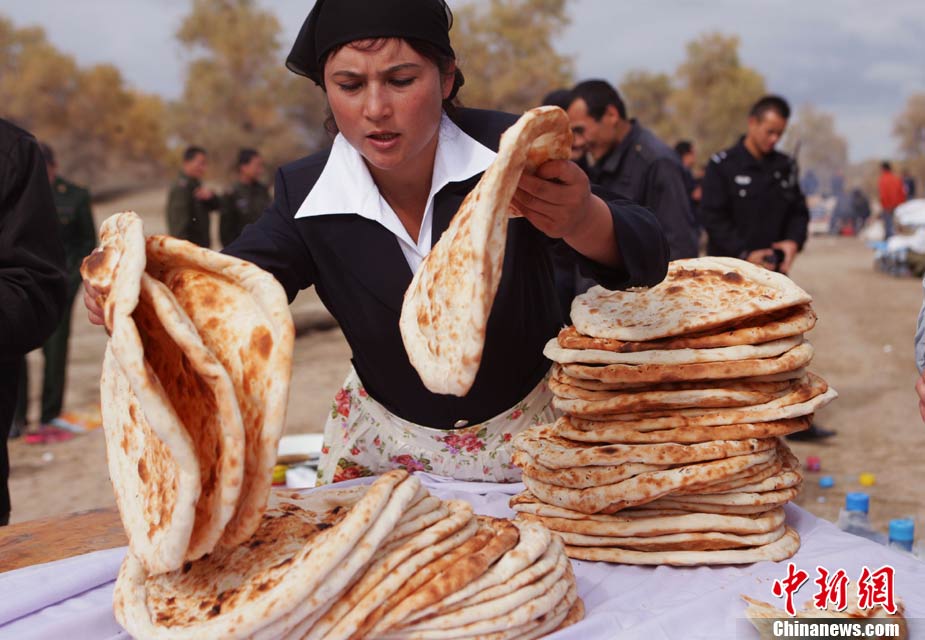 新疆沙雅胡杨节上的大型烤羊肉串(高清组图
