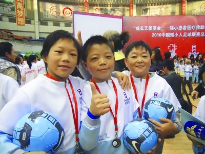 中国首届袖珍足球联赛 江苏三位矮小人获冠军