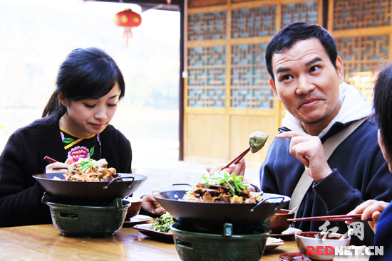 《消费主张》栏目主持人品尝沅陵美食