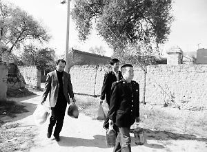 兰州地税情牵定西孤儿 连续4年资助安定区1