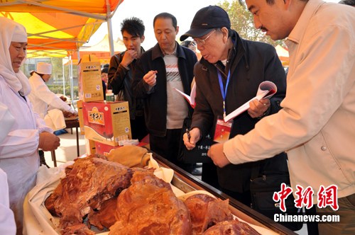 河南郏县红牛节牛肉选美 专家现场试吃打分