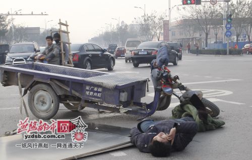 石家庄:闯红灯电动三轮撞上崭新轿车(图)