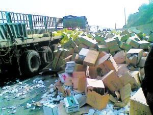 魔鬼路段再发交通事故 天一山庄门前一辆货车