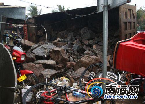 ���֣��󿨳��෭ѹס2������Ħ�г���������