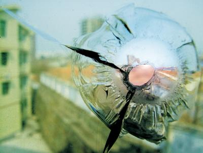 居民楼连遭钢珠弹袭击