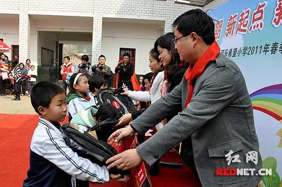 ��ʯϣ��Сѧ�����¿��������Ƿŷ���ѧ����Ը����