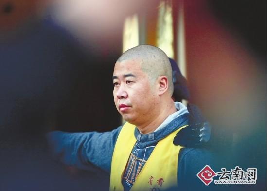 云南黑老大持《刑法释义》混天下 组织小弟学