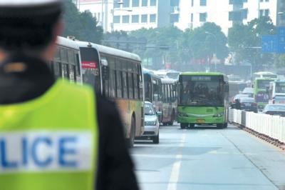 不按规定车道行驶占六成