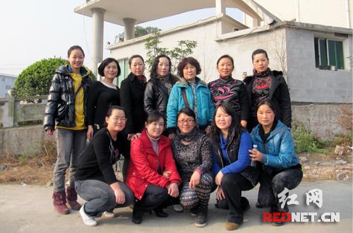 湘西保靖地税女干部春游登山 共度低碳妇女节