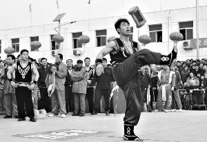 �������