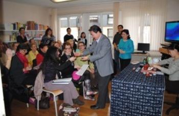 ����������˹����ѧԺѧԱ�뵱�����ڹ�Ʒ���Ļ�