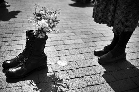美国人反战示威 军靴上插鲜花