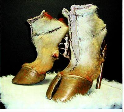 马的蹄?人的鞋!