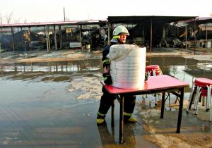 燃气罐爆炸 摊主面部烧伤