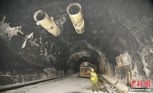 甘肃隧道爆炸致车辆绕行 出交通事故现拥堵