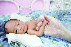 35岁妈妈早产生下<em>双胞胎姐妹</em>花_新闻中心_新